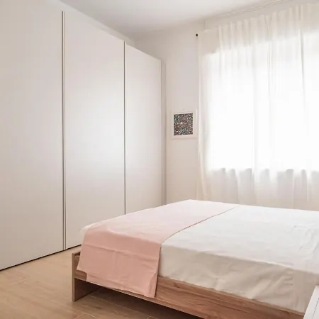 The Best Rent - Gorgeous Two-bedroom Close To Cinque Giornate Square Apartment